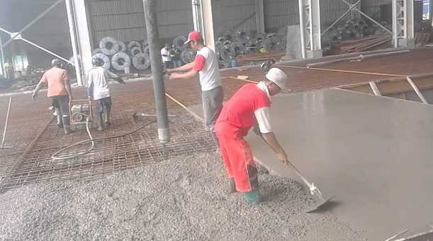 proses pengecoran lantai beton yang cepat dibandingkan dengan lantai paving